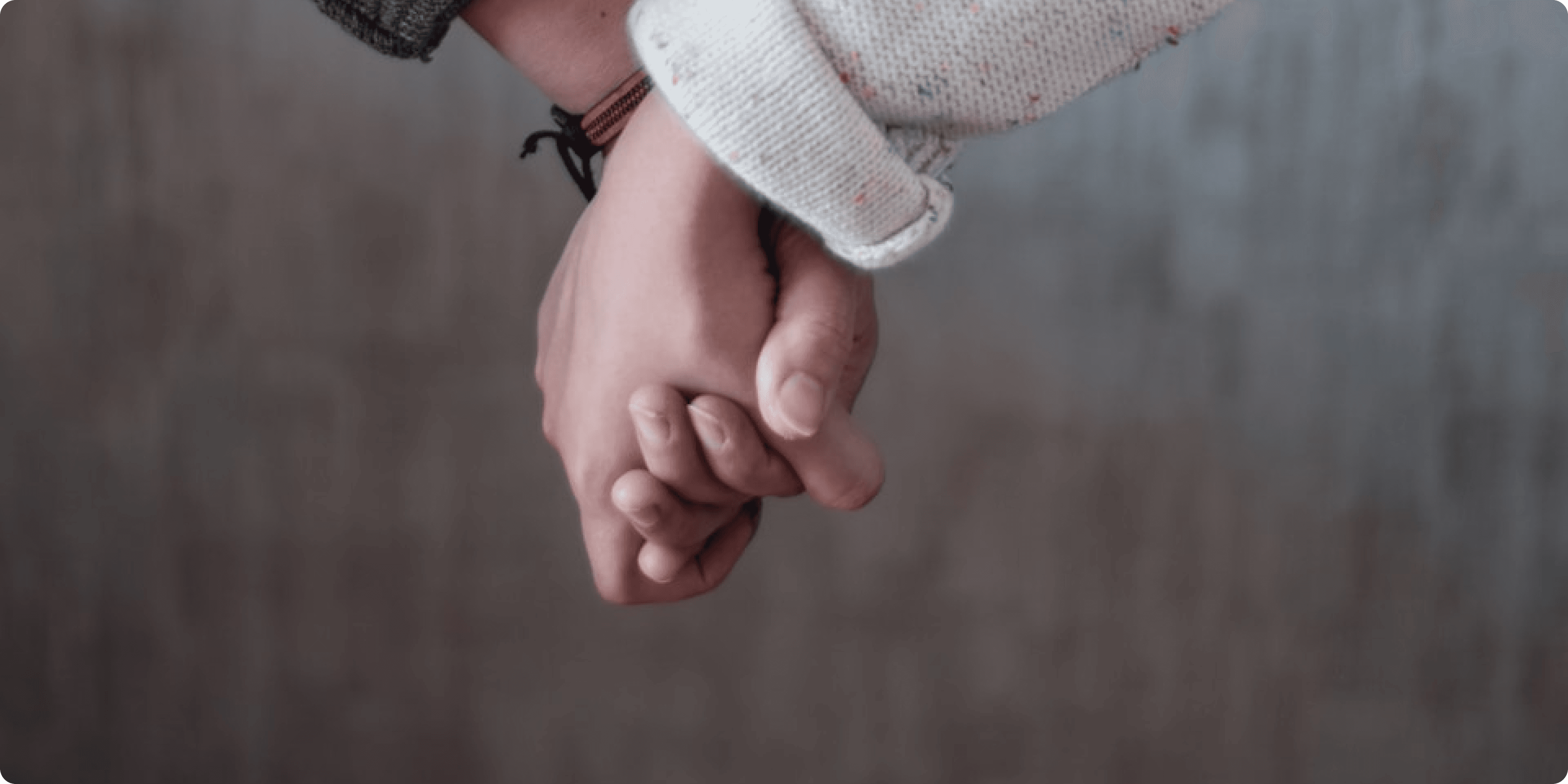 Tangan pria dan wanita yang sedang berpegangan tangan, hanya menunjukkan bagian tangan